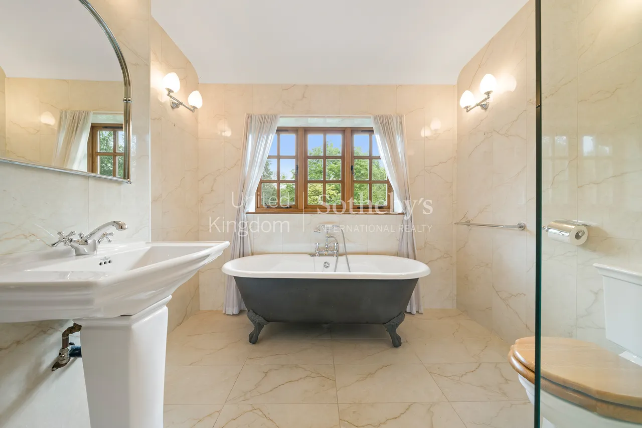 The Barton, Cobham, Surrey, photo 10