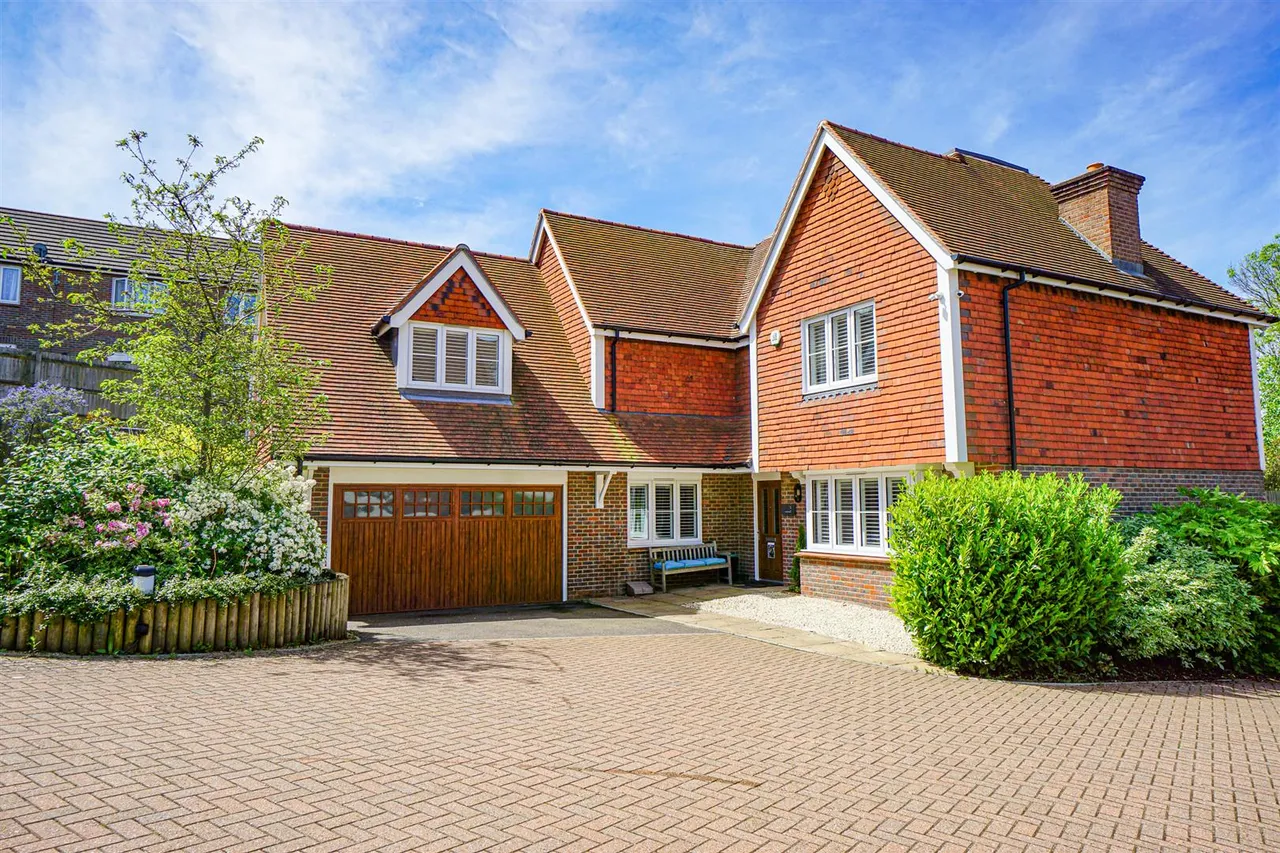 5 bed house for sale, Woodlands Way, Hastings