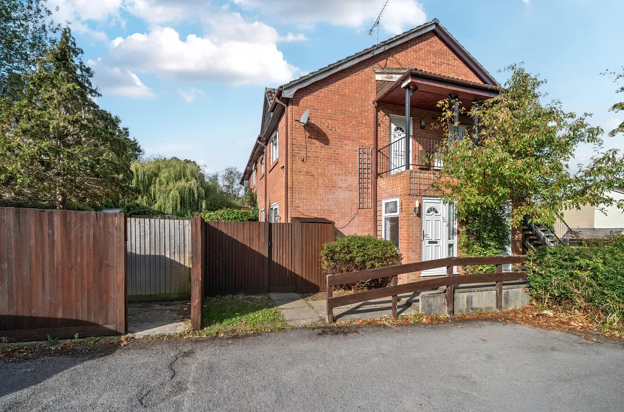 1 bed flat for sale, St. Peters Gardens, Wrecclesham, GU10