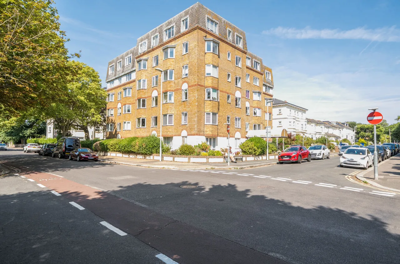 2 bed flat for sale, Gratwicke Road, Worthing, BN11
