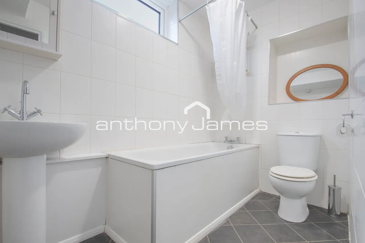 West Park, Pickwick Court, SE9, photo 2