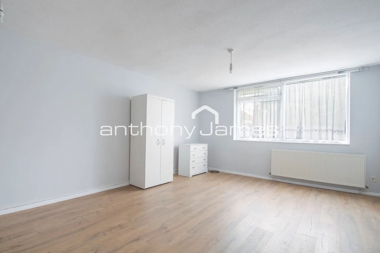 West Park, Pickwick Court, SE9, photo 4