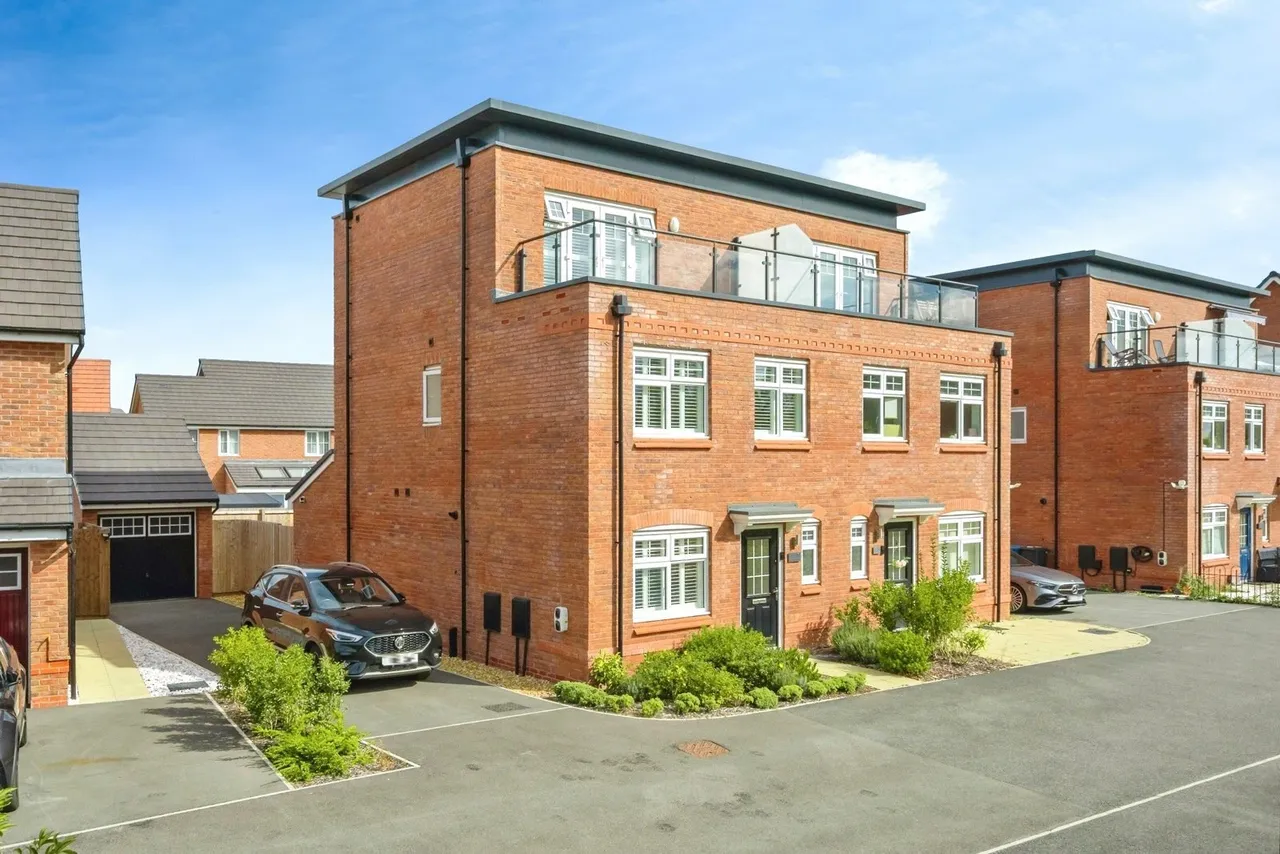 4 bed house for sale, Beacon Fell Drive, WA1