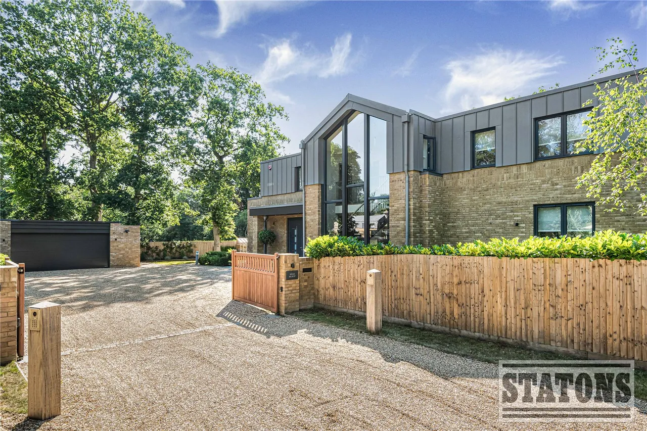 4 bed house for sale — High Road, Essendon, Hatfield, Hertfordshire, AL9 6HP