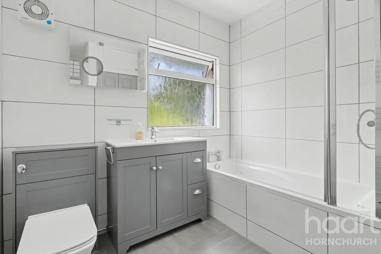 Wingletye Lane, Hornchurch, RM11, photo 6