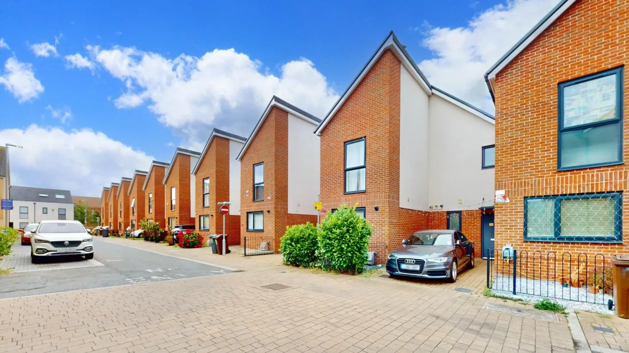 3 bed house for sale — Hennessey Mews, Dagenham, RM8