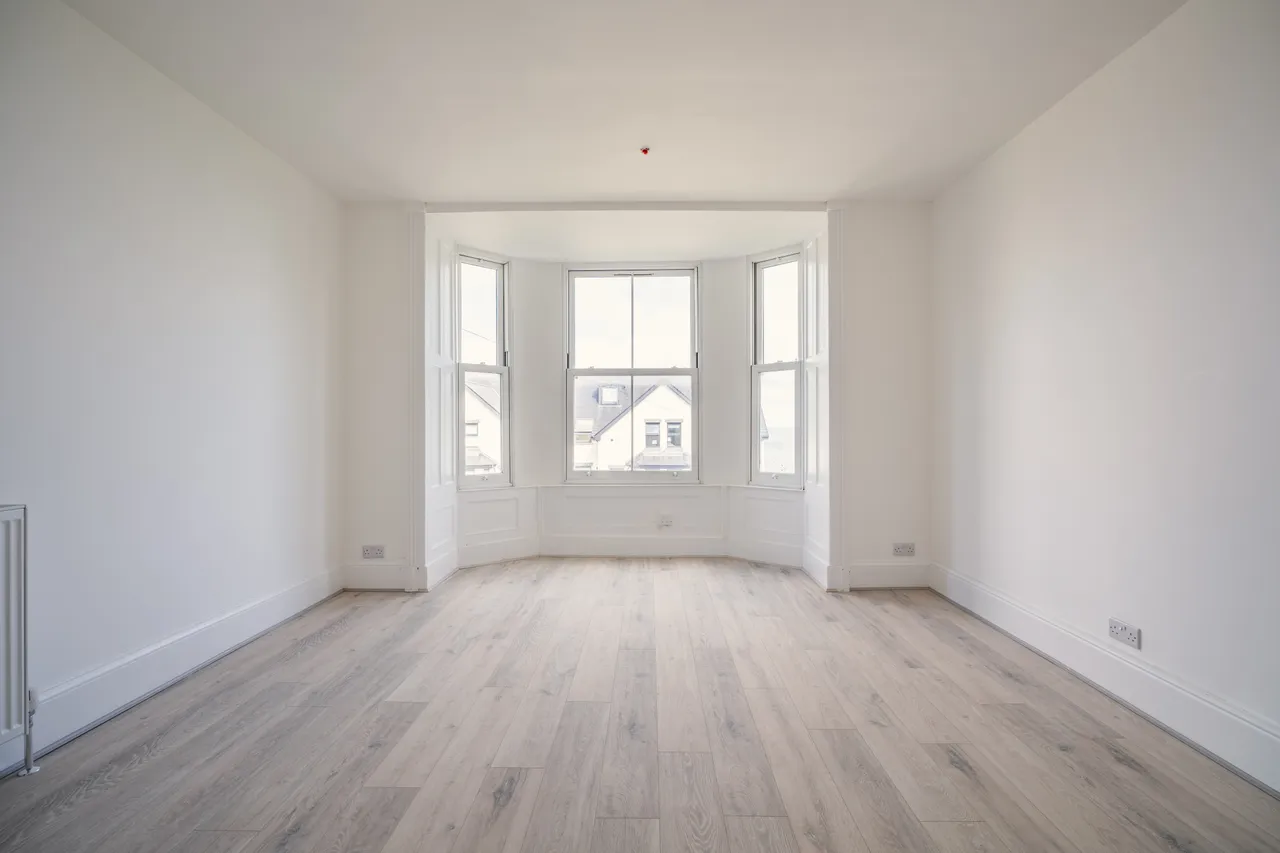 1 bed flat to rent, Conway Road, LL34