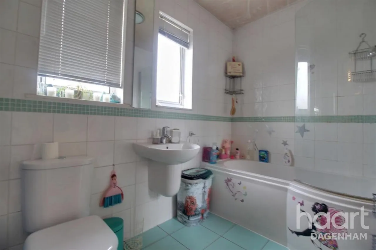 Bennetts Castle Lane, Dagenham, RM8, photo 9