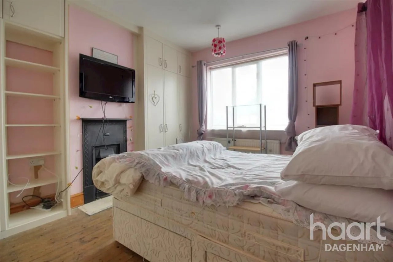 Bennetts Castle Lane, Dagenham, RM8, photo 3