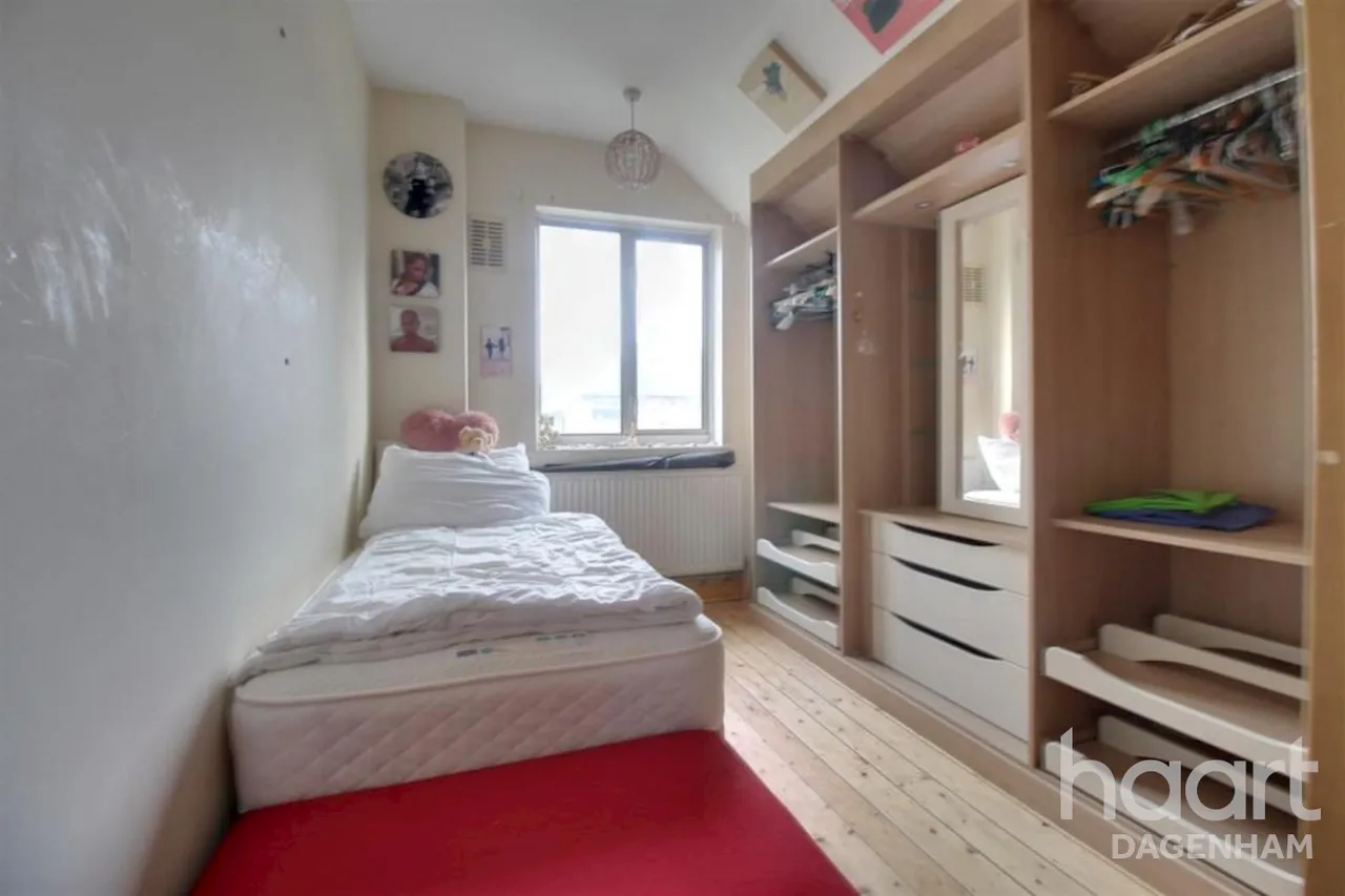 Bennetts Castle Lane, Dagenham, RM8, photo 4
