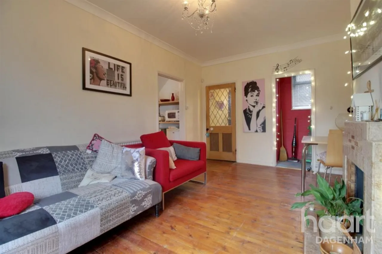 2 bed house to rent, Bennetts Castle Lane, Dagenham, RM8