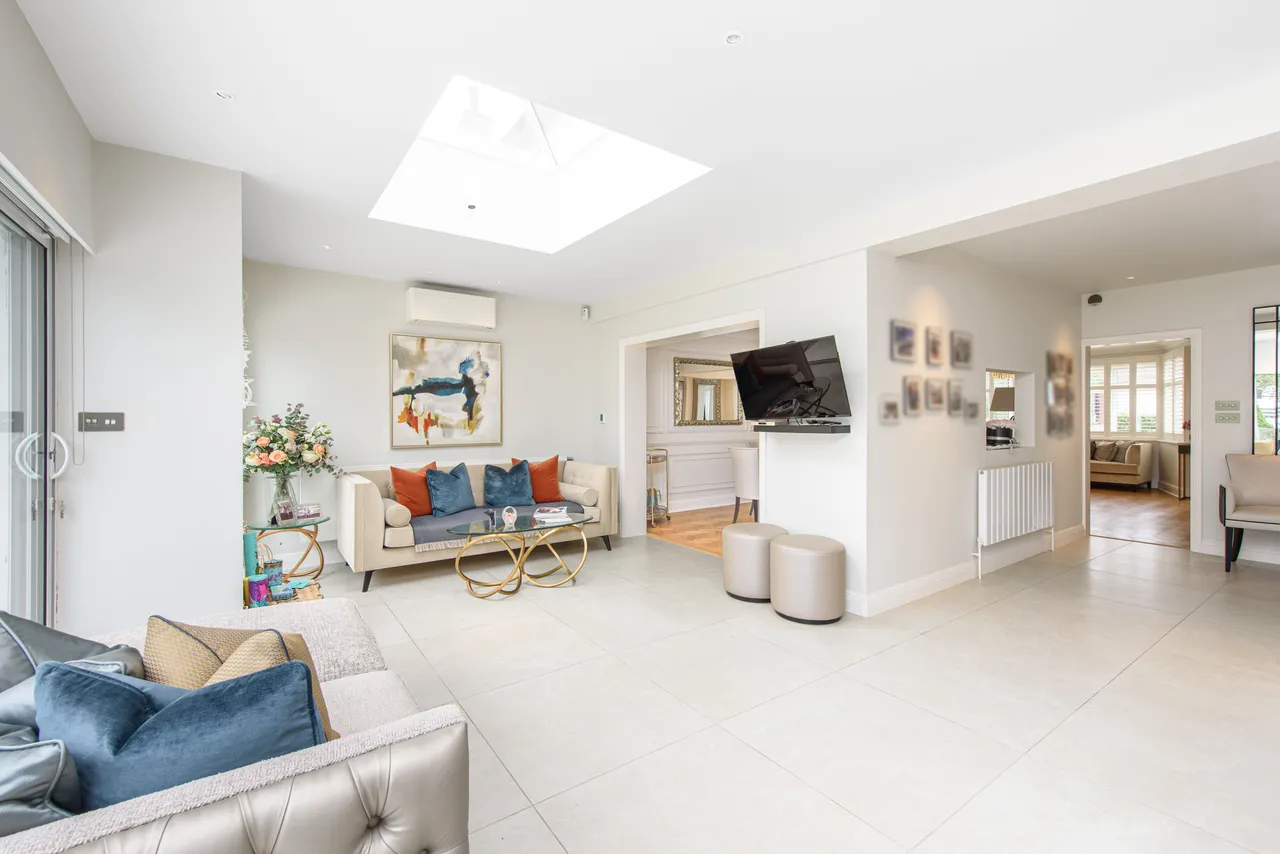 14 Sandringham Gardens, London, photo 2