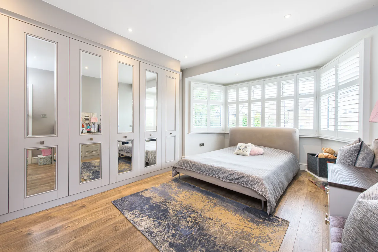 14 Sandringham Gardens, London, photo 10