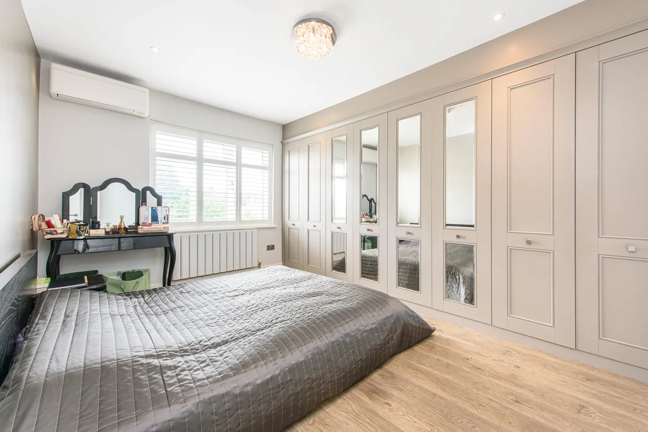 14 Sandringham Gardens, London, photo 8