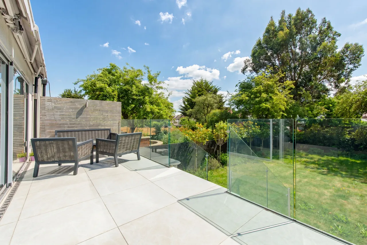 14 Sandringham Gardens, London, photo 5