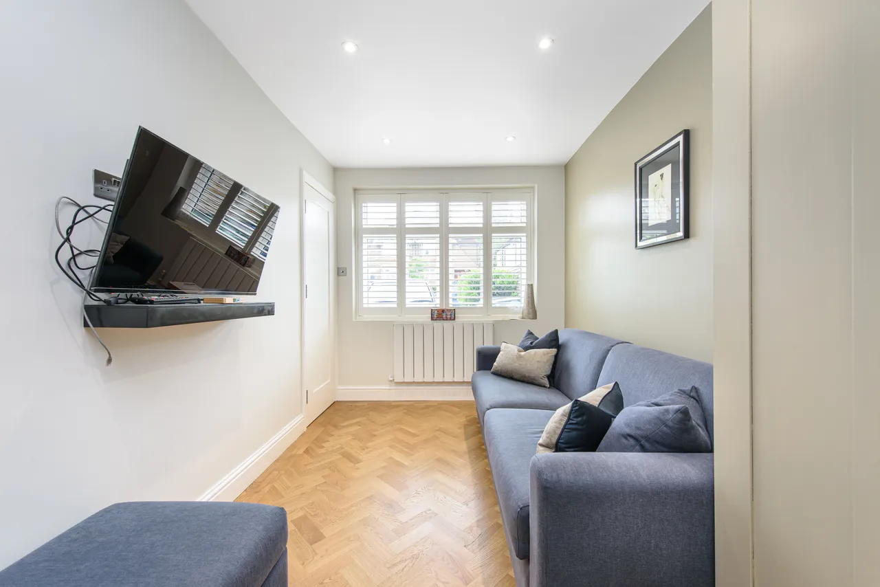 14 Sandringham Gardens, London, photo 12