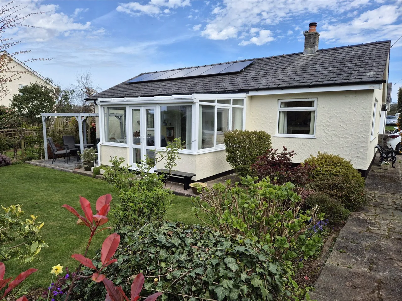 3 bed house for sale, Treaserth Estate, Llangaffo