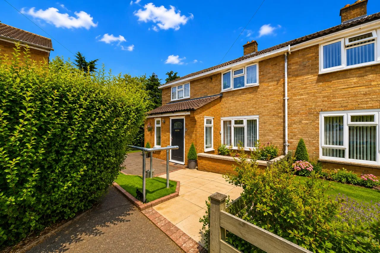 4 bed house for sale — Broadwater Crescent, Stevenage, Herts, SG2 8EX