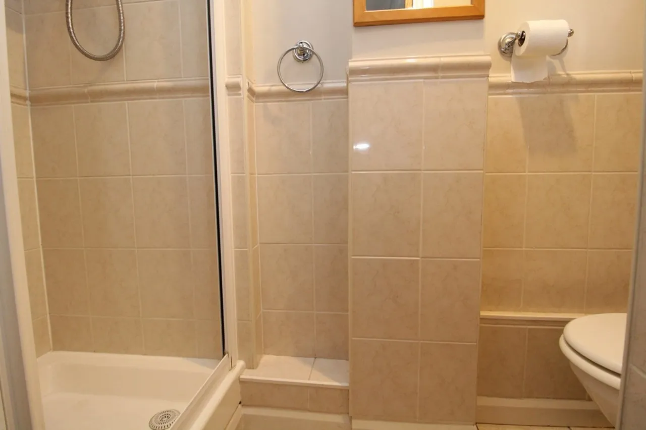 Tanglyn Avenue, Shepperton, photo 9