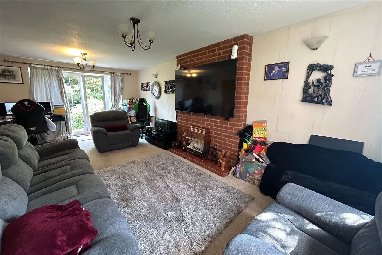 Beck Gardens, Farnham, Surrey, GU9 0SE, photo 2
