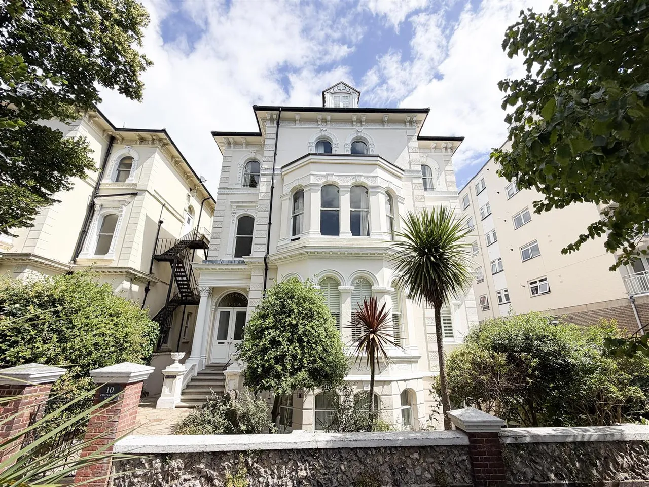 2 bed flat for sale — Chatsworth House, 10 Devonshire Place, EASTBOURNE, BN21 4AF