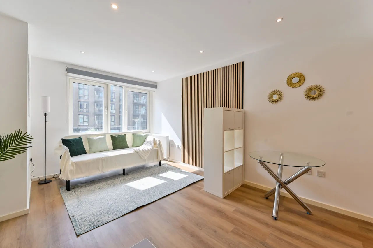 7 Jasmine House, Battersea Reach, Juniper Drive, London, photo 3