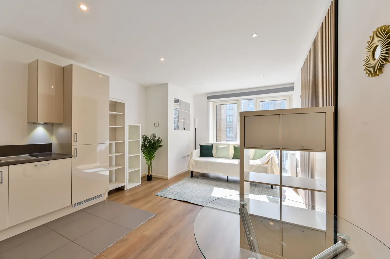 7 Jasmine House, Battersea Reach, Juniper Drive, London, photo 2
