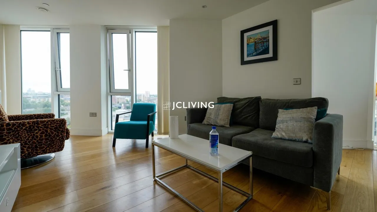 2 bed flat to rent, High Street, London, E15