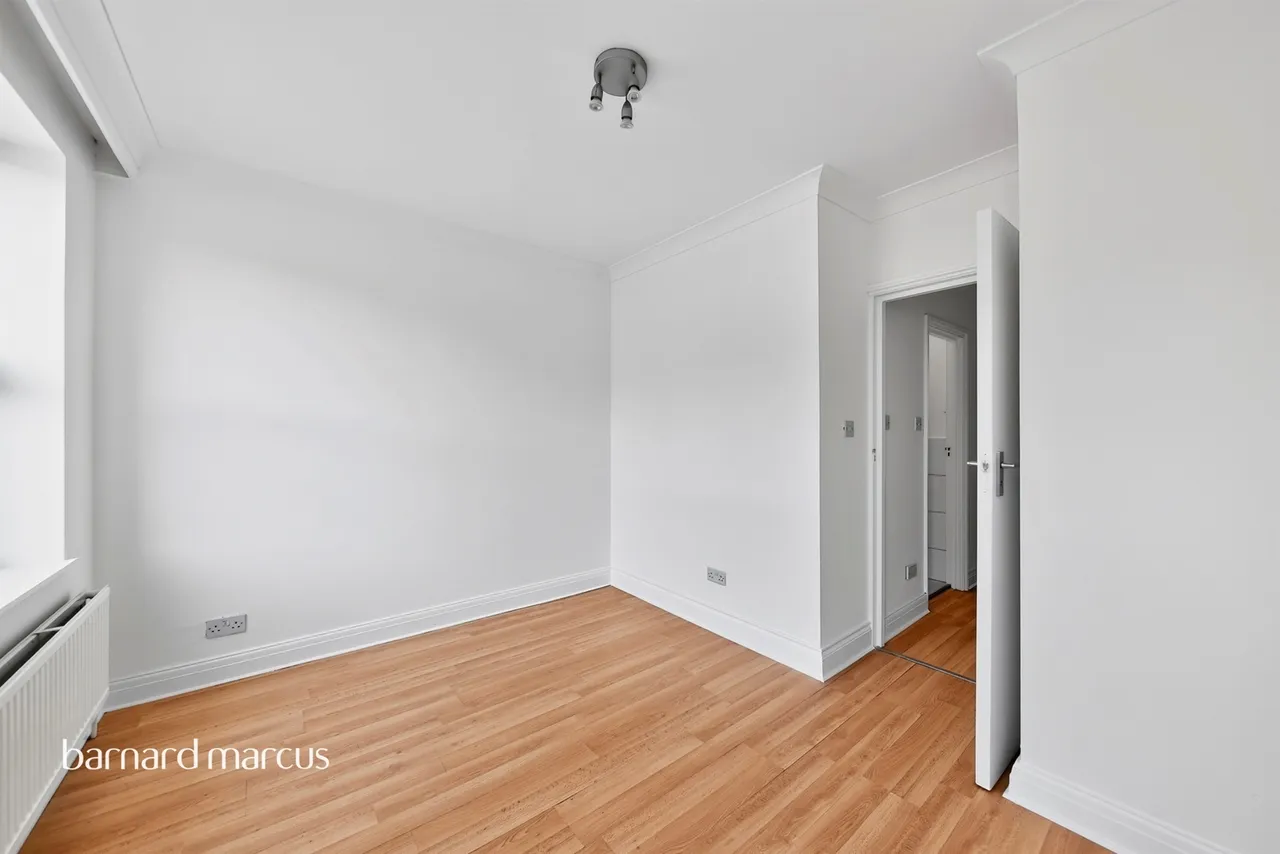 Ballards Lane, London, N12, photo 14