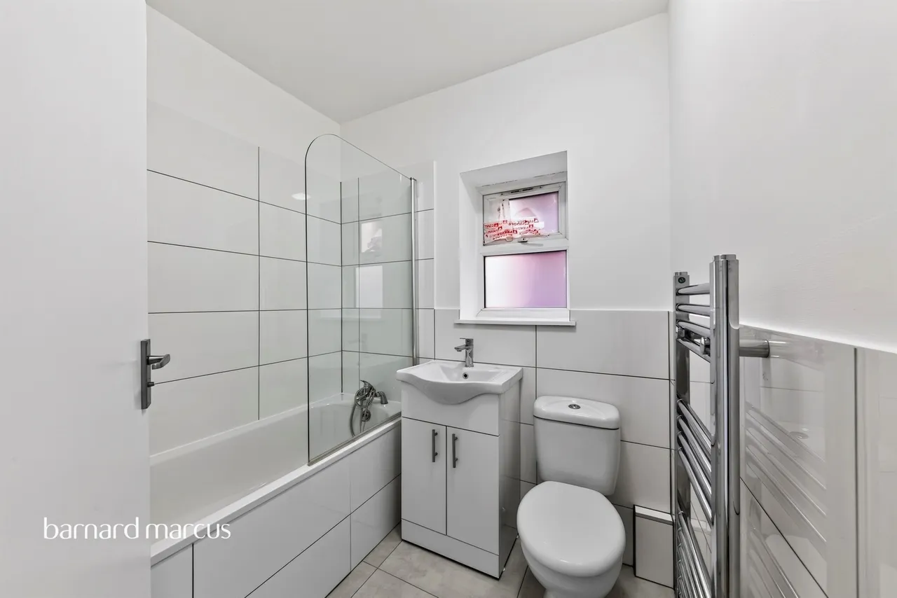 Ballards Lane, London, N12, photo 15
