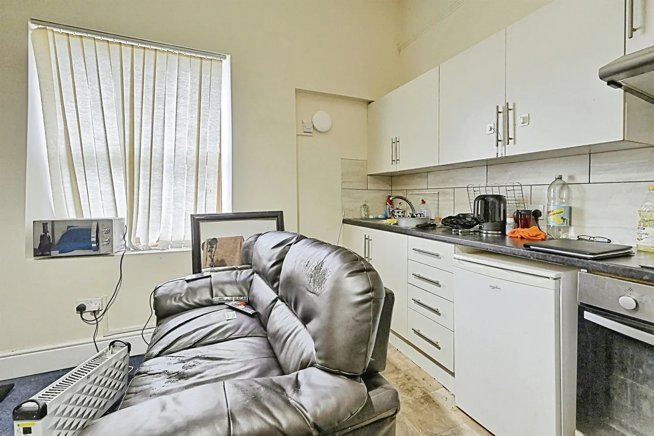 Birkby Hall Road, Huddersfield, photo 4