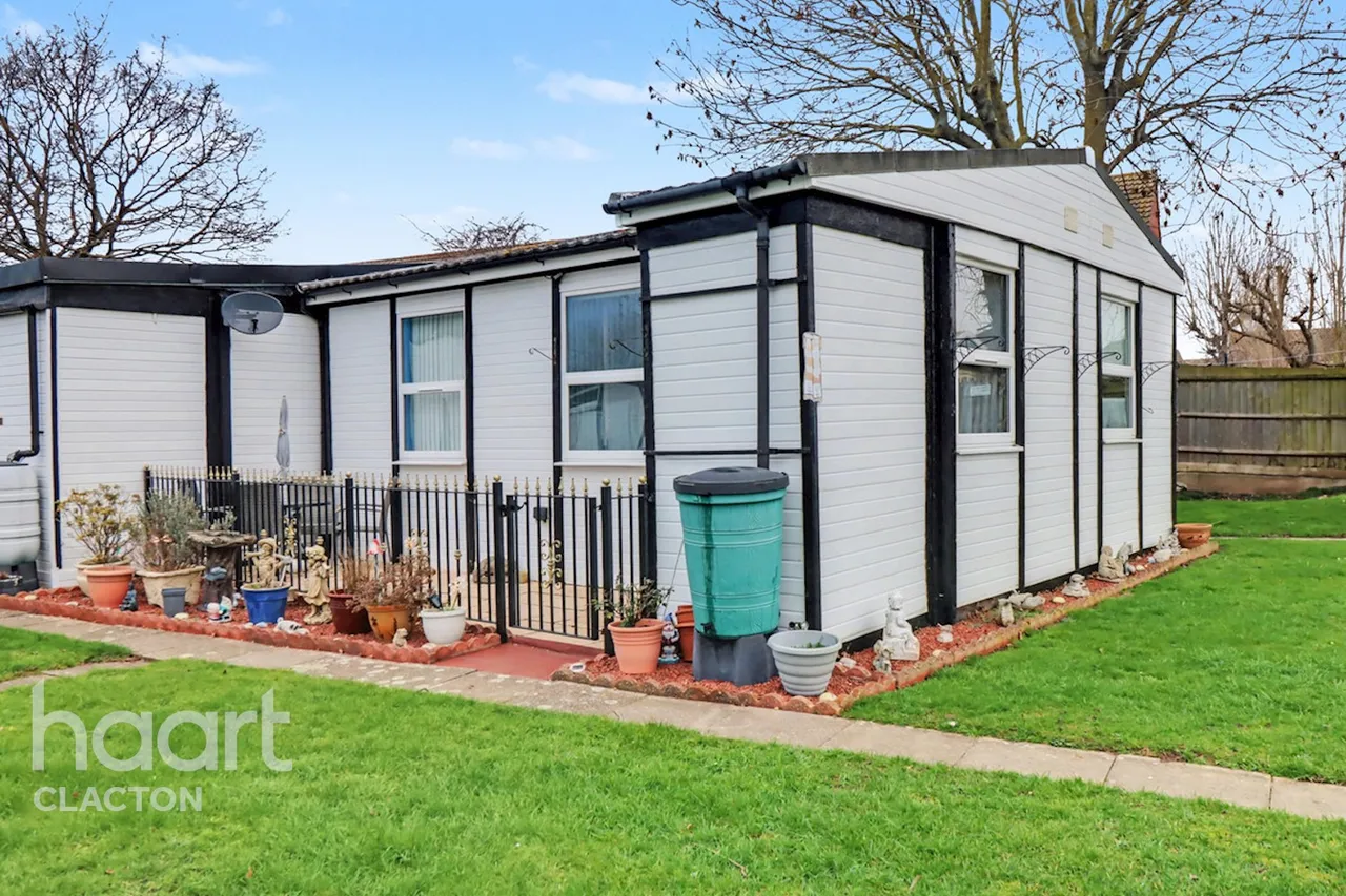 2 bed house for sale, London Road, Clacton-On-Sea, CO16