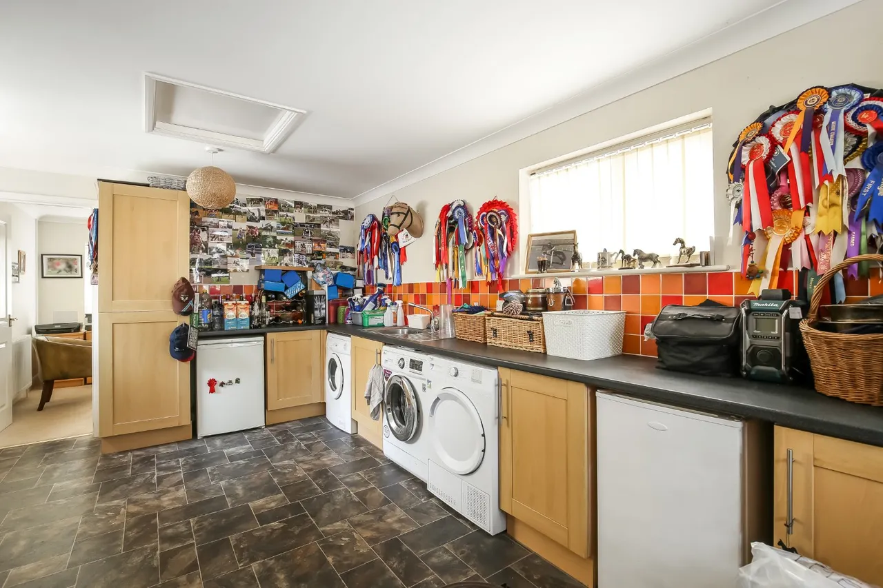 Mill Close, Winterbourne Gunner, Salisbury, Wiltshire, SP4 6JR, photo 5