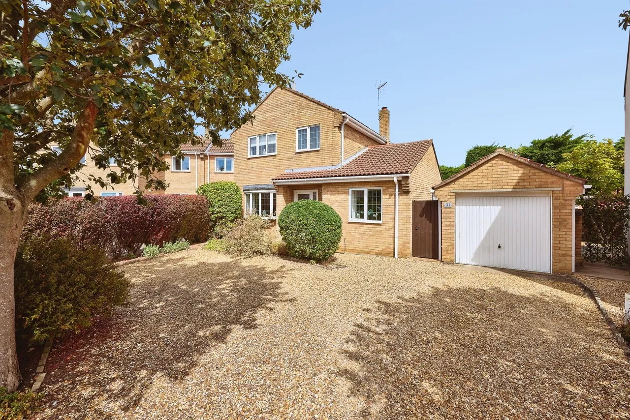 3 bed house for sale — Mountbatten Avenue, Yaxley, Peterborough