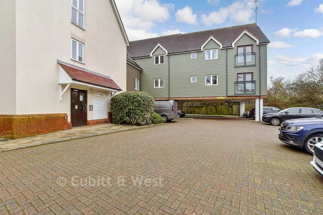 Fairbank Road, Southwater, RH13, photo 2