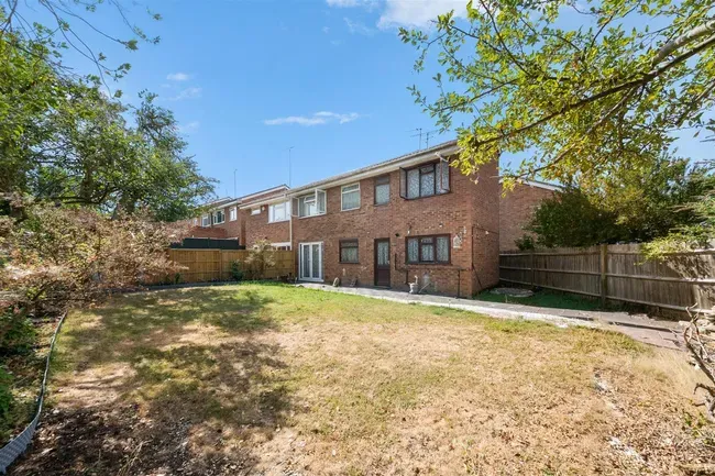 3 bed property for sale — Finians Close, Uxbridge