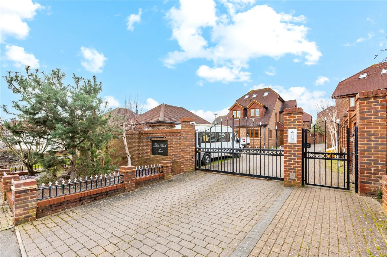 4 bed house for sale — Silver Birch Mews, Upminster, RM14
