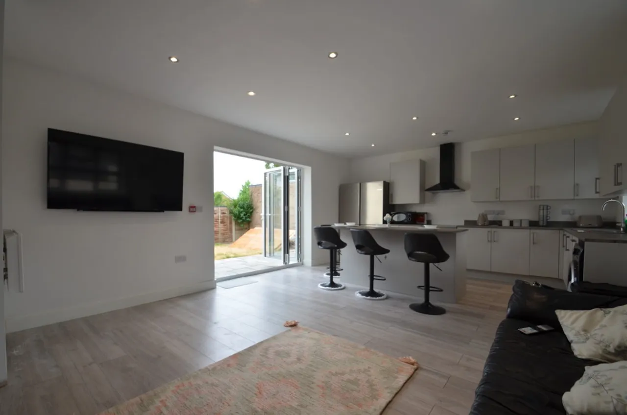 Burgoyne Road, Sunbury-on-Thames, photo 3