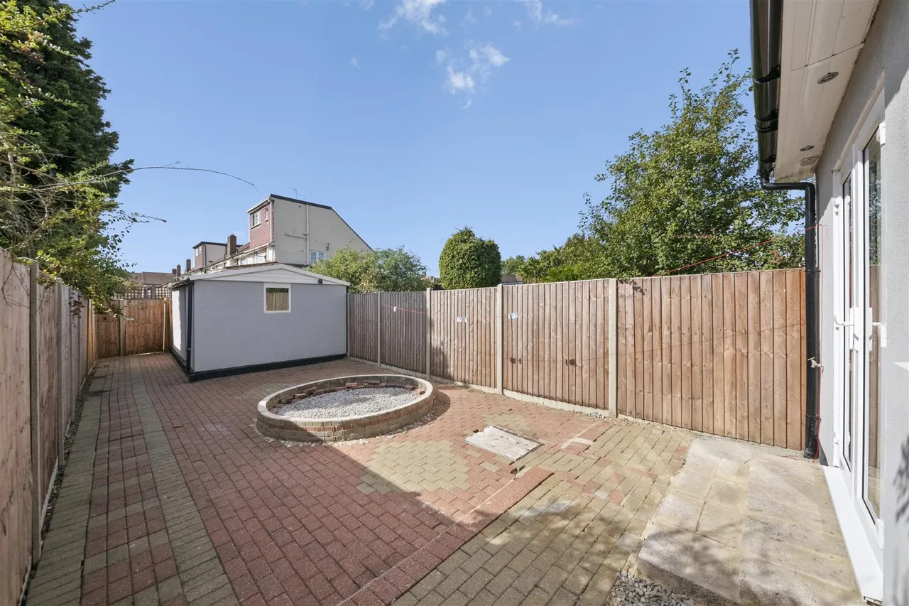 Canfield Drive, Ruislip, photo 13
