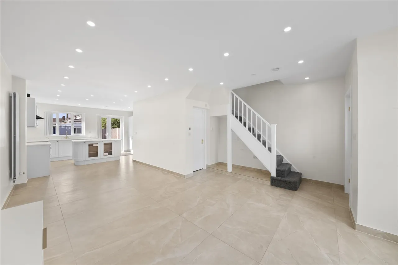Canfield Drive, Ruislip, photo 2