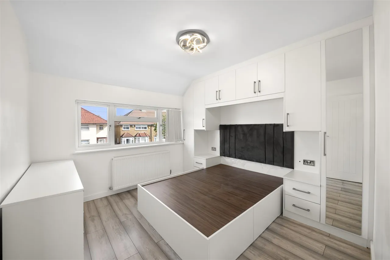 Canfield Drive, Ruislip, photo 3