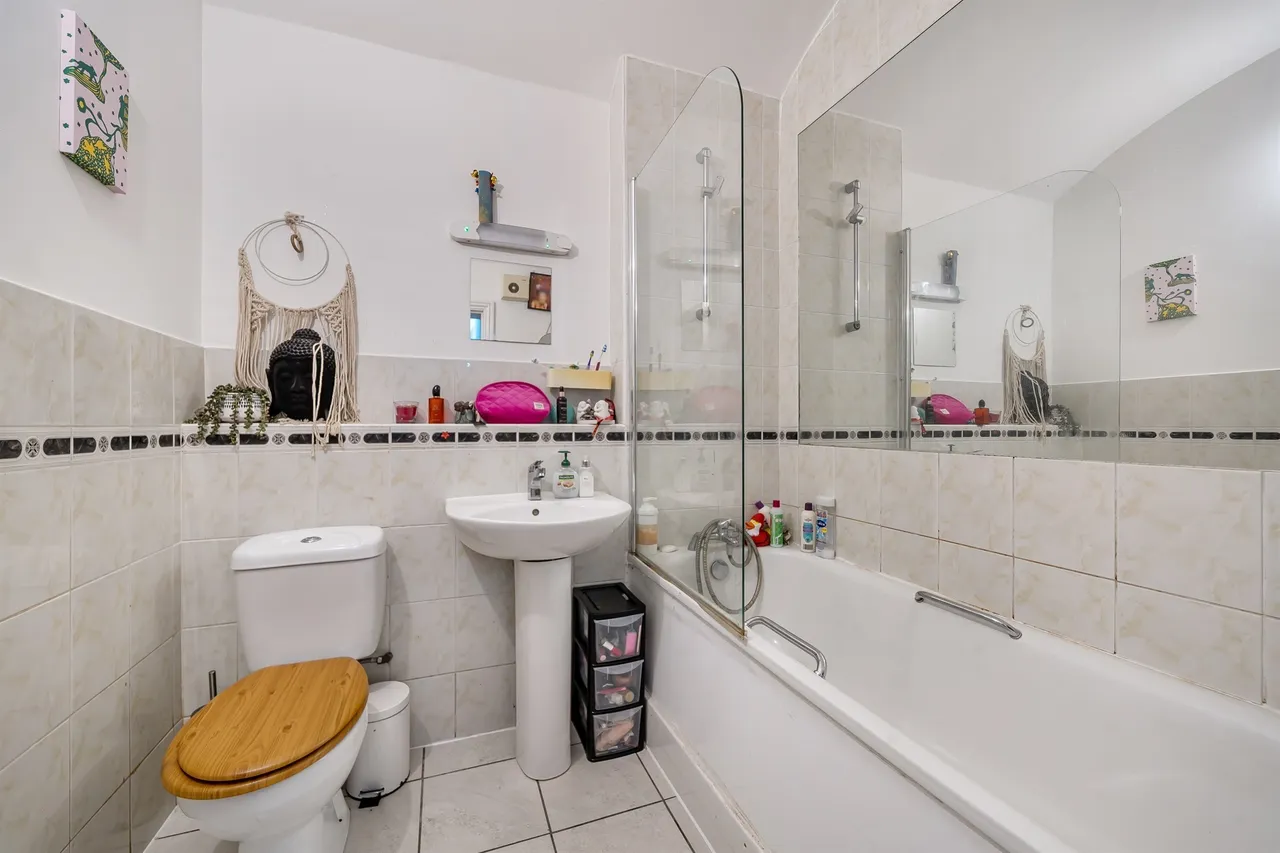 Royal Drive, London, N11, photo 12