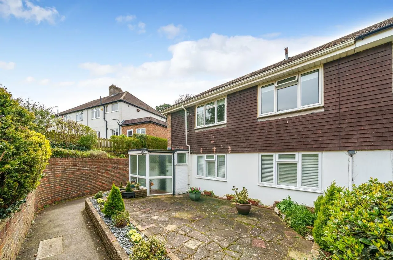 2 bed flat for sale, Castleton Close, Banstead, SM7