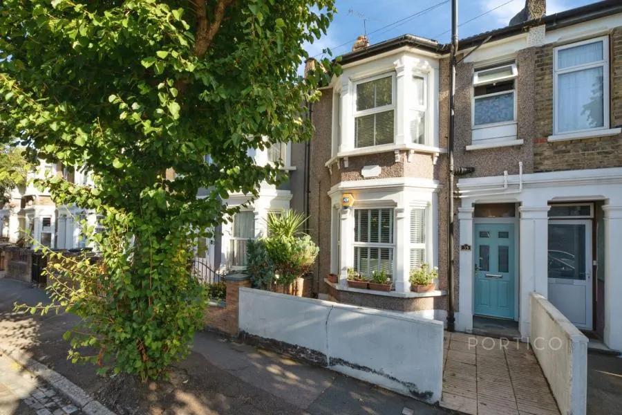 3 bed property to rent, Lily Road, London, E17