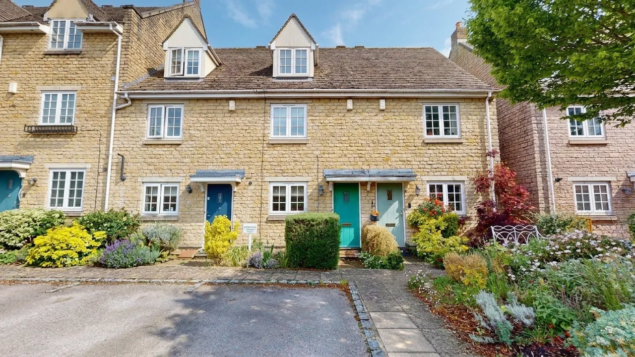 3 bed property for sale, Swan Court, Witney, OX28