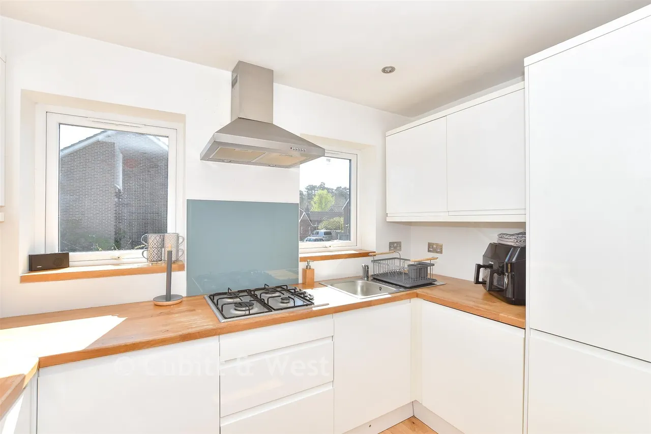 Ifield Road, West Green, RH11, photo 2
