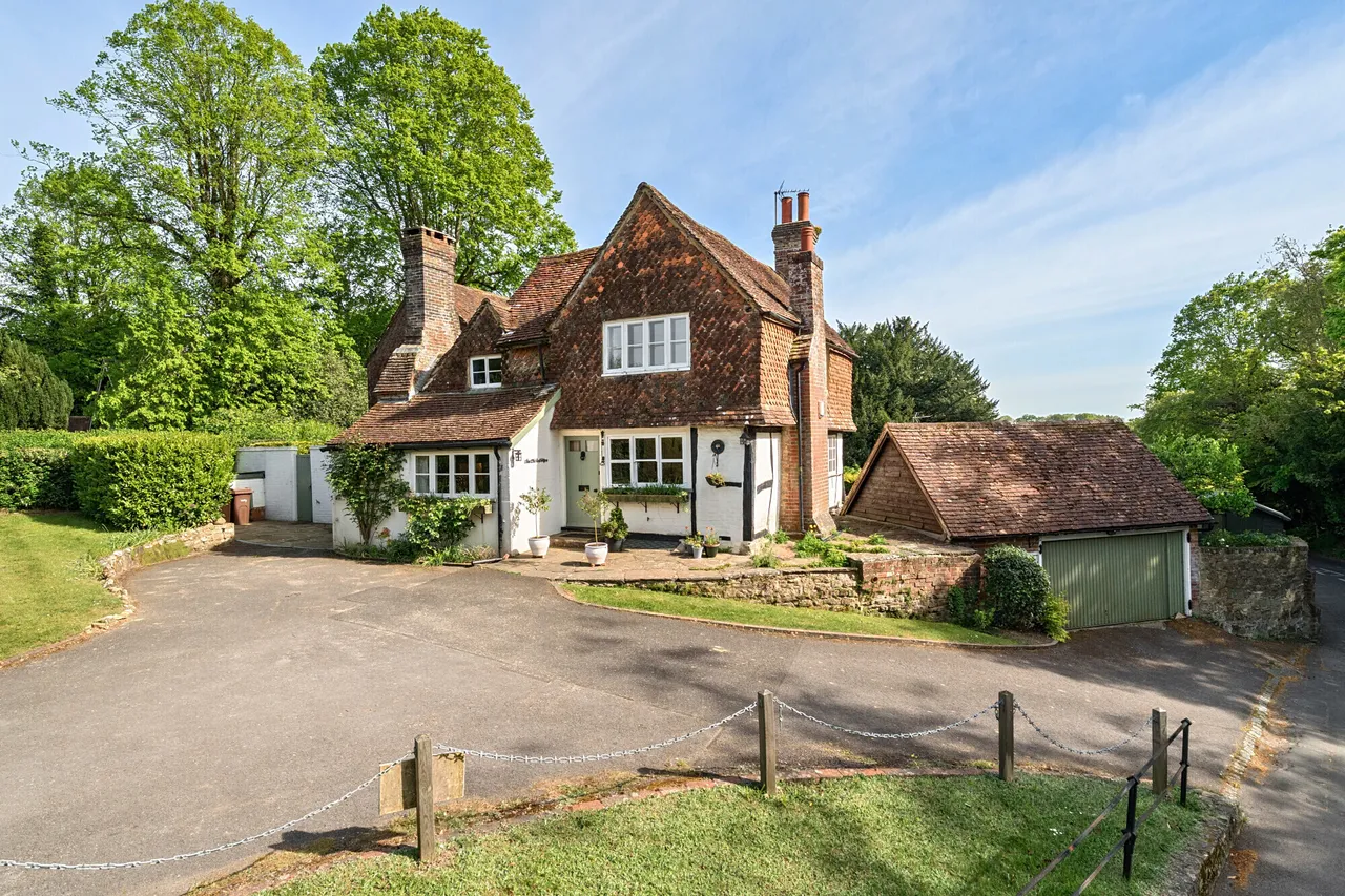 4 bed house for sale, The Street, Ewhurst, GU6