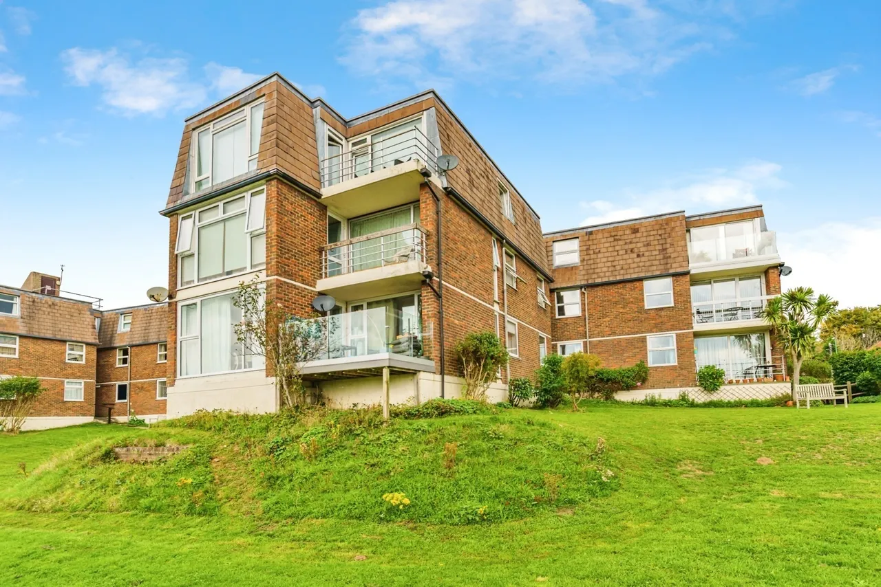 2 bed flat for sale, Station Road, Pulborough, RH20