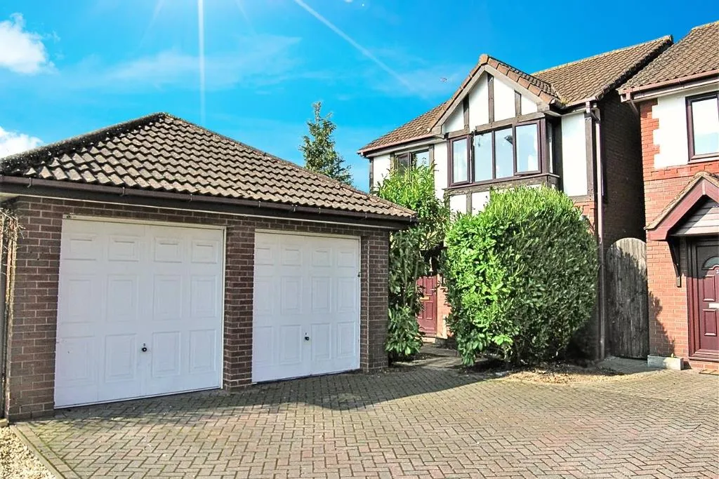 3 bed house for sale, Alexandra Gardens, Knaphill, GU21