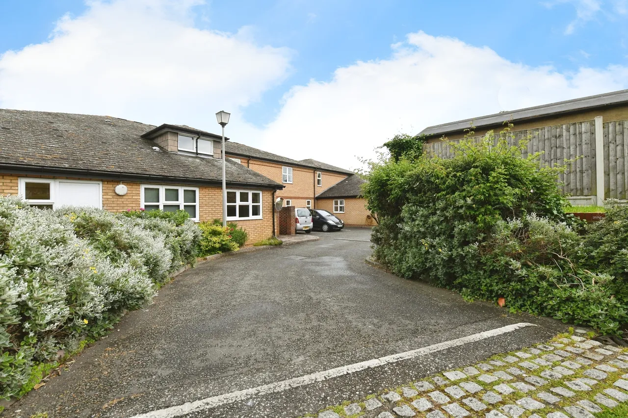 1 bed flat for sale — Old Rectory Court, Southchurch Rectory Chase, Southend-On-Sea, Essex, SS2